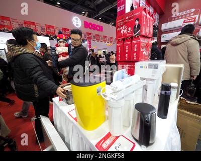 BEIJING, CHINE - 18 FÉVRIER 2023 - le personnel fait ses courses à l'exposition personnelle Huaxia 2023 de Beijing au Centre national des congrès de Beijing, Chine, 18 février Banque D'Images