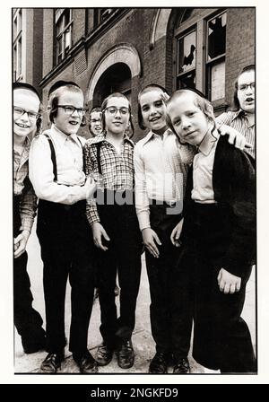 Portrait posé de garçons juifs orthodoxes blottis ensemble pendant la récréation. À Williamburg, Brooklyn, New York, vers 1975. Banque D'Images