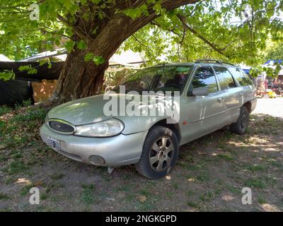 Avellaneda, Argentine - 7 mai 2022: Vieux gris Ford Mondeo station familiale familiale familiale familiale familiale familiale familiale vers 2000 sous un arbre. Autoclasica 2022 Classic car show. Banque D'Images