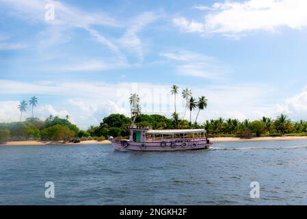 Valentica, Bahia, Brésil - 19 janvier 2023: Bateau naviguant dans les eaux du Rio una dans la ville de Valentica à Bahia. Banque D'Images