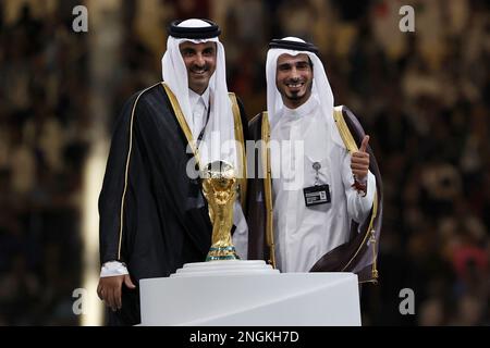 AL DAAYEN - (LR) Emir du Qatar Sheikh Tamim bin Hamad Al Thani, Sheikh Jassim Bin Hamad Al Thani lors de la coupe du monde de la FIFA Qatar 2022 final match entre l'Argentine et la France au stade Lusail sur 18 décembre 2022 à Al Daayen, Qatar. AP | hauteur néerlandaise | MAURICE DE PIERRE Banque D'Images