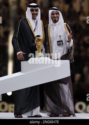 AL DAAYEN - (LR) Emir du Qatar Sheikh Tamim bin Hamad Al Thani, Sheikh Jassim Bin Hamad Al Thani lors de la coupe du monde de la FIFA Qatar 2022 final match entre l'Argentine et la France au stade Lusail sur 18 décembre 2022 à Al Daayen, Qatar. AP | hauteur néerlandaise | MAURICE DE PIERRE Banque D'Images