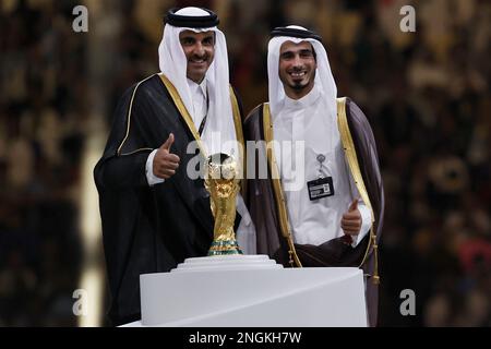 AL DAAYEN - (LR) Emir du Qatar Sheikh Tamim bin Hamad Al Thani, Sheikh Jassim Bin Hamad Al Thani lors de la coupe du monde de la FIFA Qatar 2022 final match entre l'Argentine et la France au stade Lusail sur 18 décembre 2022 à Al Daayen, Qatar. AP | hauteur néerlandaise | MAURICE DE PIERRE Banque D'Images