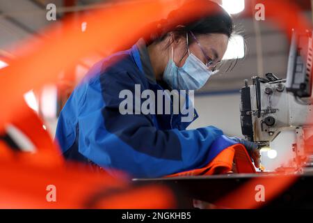 BINZHOU, CHINE - le 18 FÉVRIER 2023 - Un travailleur produit des filets de corde dans un atelier d'une entreprise de filet de corde à Jianglou, dans le comté de Huimin, à Binzh Banque D'Images