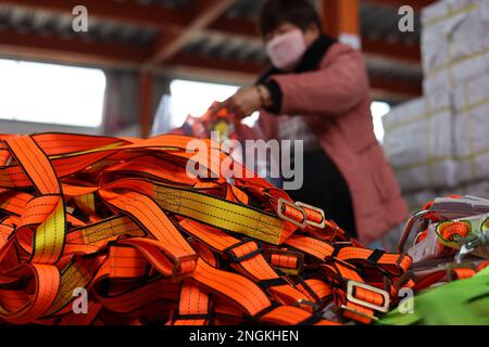 BINZHOU, CHINE - le 18 FÉVRIER 2023 - Un travailleur produit des filets de corde dans un atelier d'une entreprise de filet de corde à Jianglou, dans le comté de Huimin, à Binzh Banque D'Images