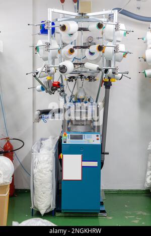 L'industrie textile avec machines à tricoter en usine Banque D'Images