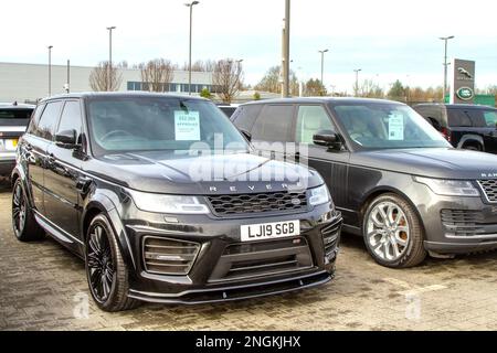 Land Rover R Rover Sport Abio DYN V8, SUV essence 4999 cm3, Autobiography Dynamic Auto 4WD Euro 6 (s/s) 5dr ; voitures neuves et d'occasion en vente sur la piste des concessionnaires automobiles et dans la salle d'exposition. Banque D'Images