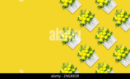 Fond de tennis. Composition sportive avec balles de tennis jaunes dans des boîtes blanches en bois avec des branches vertes sur fond jaune avec espace de copie. Somme Banque D'Images