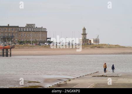 Vue vers Fleetwood depuis Knott End-on-Sea à l'estuaire de la rivière Wyre. La police poursuit sa recherche de la femme disparue Nicola Bulley, à St Michael's on Wyre, Lancashire, âgée de 45 ans, a été vue pour la dernière fois le matin de vendredi 27 janvier, quand elle a été repérée à pied son chien, sur un sentier le long de la rivière Wyre, après avoir laissé tomber ses filles, âgées de six et neuf ans, à l'école. Date de la photo: Samedi 18 février 2023. Banque D'Images