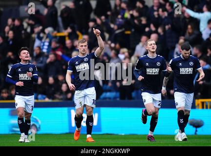 Zian Flemming de Millwall (deuxième à gauche) célèbre le premier but de leur côté du match, marqué par Tom Bradshaw (non représenté) lors du match du championnat Sky Bet à la Den, Londres. Date de la photo: Samedi 18 février 2023. Banque D'Images