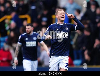 George Saville de Millwall (à droite) célèbre le premier but de leur côté du match, marqué par Tom Bradshaw (non représenté) lors du match du championnat Sky Bet à la Den, Londres. Date de la photo: Samedi 18 février 2023. Banque D'Images