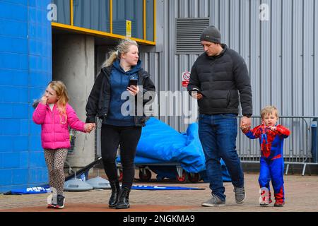 Huddersfield, Royaume-Uni. 18th févr. 2023. Les fans arrivent en avance sur le match de championnat de Sky Bet Huddersfield Town vs Birmingham City au stade John Smith, Huddersfield, Royaume-Uni, 18th février 2023 (photo de Ben Roberts/News Images) à Huddersfield, Royaume-Uni, le 2/18/2023. (Photo de Ben Roberts/News Images/Sipa USA) crédit: SIPA USA/Alay Live News Banque D'Images