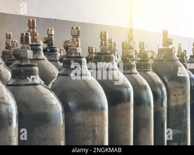 Groupe de bouteilles d'oxygène avec gaz comprimé pour usage industriel en usine. Banque D'Images