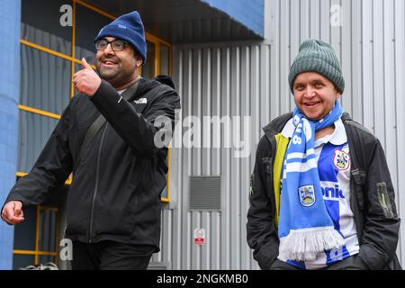 Huddersfield, Royaume-Uni. 18th févr. 2023. Les fans arrivent en avance sur le match de championnat de Sky Bet Huddersfield Town vs Birmingham City au stade John Smith, Huddersfield, Royaume-Uni, 18th février 2023 (photo de Ben Roberts/News Images) à Huddersfield, Royaume-Uni, le 2/18/2023. (Photo de Ben Roberts/News Images/Sipa USA) crédit: SIPA USA/Alay Live News Banque D'Images