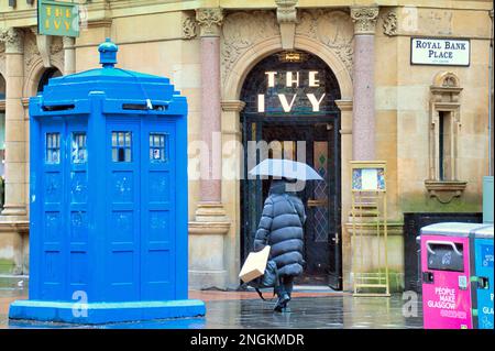Glasgow, Écosse, Royaume-Uni 18th février 2023. Météo au Royaume-Uni : l'ivy et le tardis sur le style Mile de buchanan Street Wet comme la pluie s'envole parasols au-dessus du centre-ville. Crédit Gerard Ferry/Alay Live News Banque D'Images