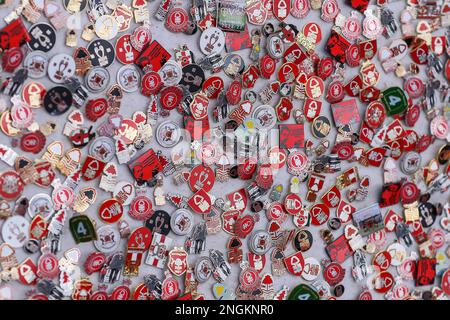 Badges à vendre lors du match Premier League Nottingham Forest vs Manchester City at City Ground, Nottingham, Royaume-Uni, 18th février 2023 (photo de Gareth Evans/News Images) Banque D'Images