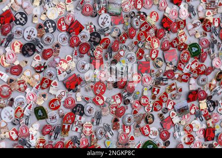 Badges à vendre lors du match Premier League Nottingham Forest vs Manchester City à City Ground, Nottingham, Royaume-Uni. 18th févr. 2023. (Photo de Gareth Evans/News Images) à Nottingham, Royaume-Uni, le 2/18/2023. (Photo de Gareth Evans/News Images/Sipa USA) Credit: SIPA USA/Alay Live News Banque D'Images