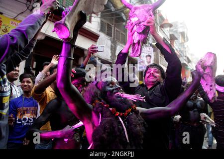 Prayagraj, Inde. 18/02/2023, les dévotés indiens participent à une procession religieuse à l'occasion du festival hindou Mahashivratri à Prayagraj, en Inde. Credit: Anil Shakya / Alamy Live News Banque D'Images