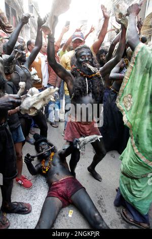 Prayagraj, Inde. 18/02/2023, les dévotés indiens participent à une procession religieuse à l'occasion du festival hindou Mahashivratri à Prayagraj, en Inde. Credit: Anil Shakya / Alamy Live News Banque D'Images