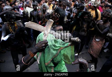 Prayagraj, Inde. 18/02/2023, les dévotés indiens participent à une procession religieuse à l'occasion du festival hindou Mahashivratri à Prayagraj, en Inde. Credit: Anil Shakya / Alamy Live News Banque D'Images