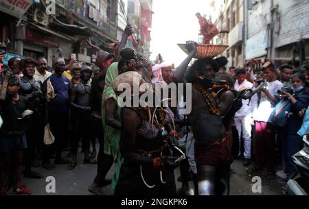 Prayagraj, Inde. 18/02/2023, les dévotés indiens participent à une procession religieuse à l'occasion du festival hindou Mahashivratri à Prayagraj, en Inde. Credit: Anil Shakya / Alamy Live News Banque D'Images