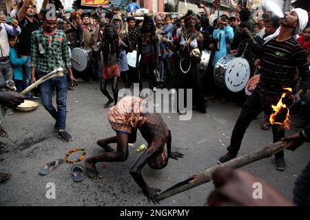 Prayagraj, Inde. 18/02/2023, les dévotés indiens participent à une procession religieuse à l'occasion du festival hindou Mahashivratri à Prayagraj, en Inde. Credit: Anil Shakya / Alamy Live News Banque D'Images