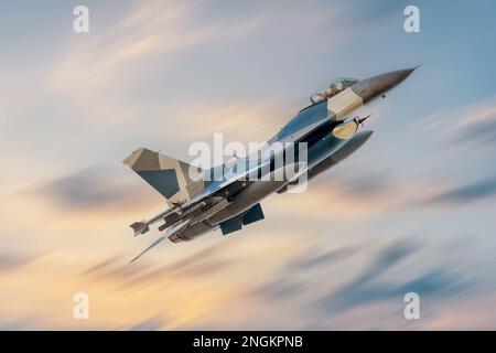 F-16 avion Falcon Fighter en vol. Avion militaire Fast Jet à grande vitesse en mission de combat. Avions de chasse pour l'Ukraine Banque D'Images