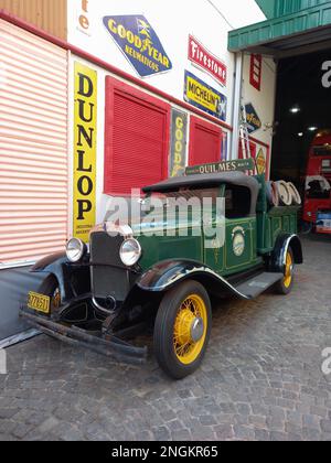 Vintage Old Green 1930 Chevrolet Chevrolet série six AD Universal roadster camion de livraison de baril de bière avec des œuvres d'art filleteado sur la rue pavée Banque D'Images