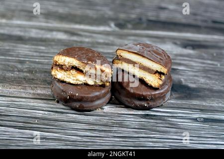 Biscuits fourrés et enrobés de chocolat naturel, concept de gain de poids, boulangerie et pâtisseries, foyer sélectif de la pile de biscuits biscuit recouvert de Banque D'Images