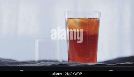 faire aperetivo cocktail dans le verre à gobelet avec fenêtre sur fond, photo large Banque D'Images