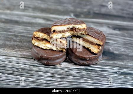 Biscuits fourrés et enrobés de chocolat naturel, concept de gain de poids, boulangerie et pâtisseries, foyer sélectif de la pile de biscuits biscuit recouvert de Banque D'Images