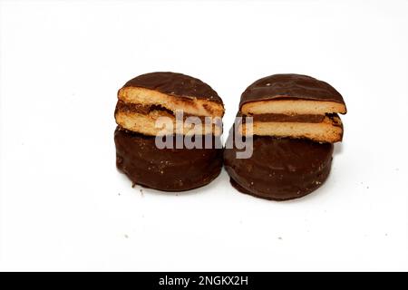 Biscuits fourrés et enrobés de chocolat naturel, concept de gain de poids, boulangerie et pâtisseries, foyer sélectif de la pile de biscuits biscuit recouvert de Banque D'Images