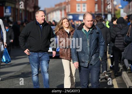 Liverpool, Royaume-Uni. 18th février 2023Everton les fans arrivent avant le match de la Premier League entre Everton et Leeds United à Goodison Park, Liverpool, le samedi 18th février 2023. (Photo : Pat Scaasi | ACTUALITÉS MI) crédit : ACTUALITÉS MI et sport /Actualités Alay Live Banque D'Images
