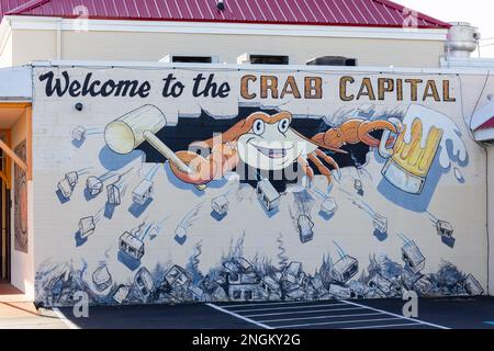 Murale sur le mur extérieur du restaurant Crab place, Côte est de la baie de Chesapeake, Crisfield, Maryland Banque D'Images