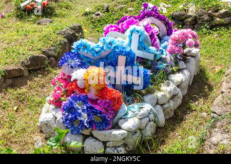 Tumulus funéraire dans le cimetière local, Soufrière, district de Soufrière, Sainte-Lucie, Petites Antilles, Caraïbes Banque D'Images