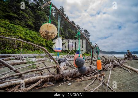 Des flotteurs de pêche au crabe se sont emportés sur la plage Shi Shi, dans le parc national olympique de l'État de Washington, aux États-Unis Banque D'Images