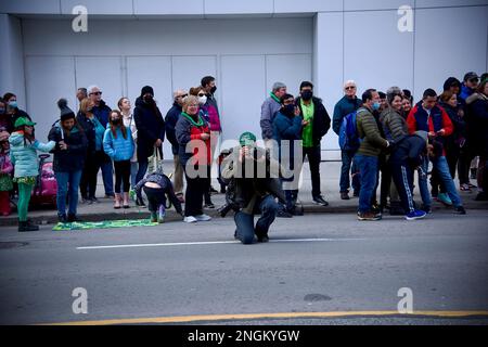 Toronto Ontario, Canada- 20 mars 2022 : photojournaliste prenant des photos à la rue Toronto Défilé de la journée de Patrick. Banque D'Images