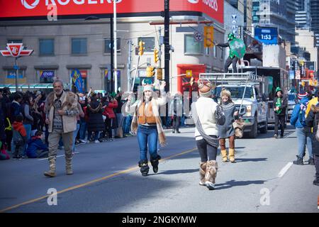 Toronto Ontario, Canada- 20 mars 2022 : des gens habillés comme des Vikings pendant la rue de Toronto Défilé de la fête de Patrick. Banque D'Images