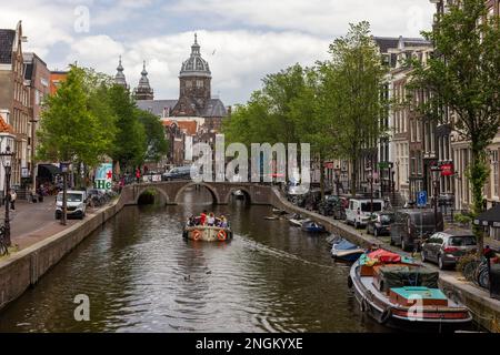 Canal Oudezijds Voorburgwal avec des bateaux dans le quartier rouge, Amsterdam, pays-Bas Banque D'Images