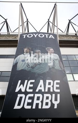 Une vue générale d'une bannière à l'extérieur du sol avant le match de la Sky Bet League One au stade Pride Park, Derby. Date de la photo: Samedi 18 février 2023. Banque D'Images