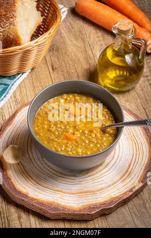 Fesse une soupe traditionnelle grecque végétarienne à base de lentilles brunes Banque D'Images