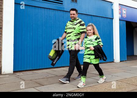 Les fans de Forest Green Rovers arrivent avant le début du match de la Sky Bet League One à Portman Road, à Ipswich. Date de la photo: Samedi 18 février 2023. Banque D'Images