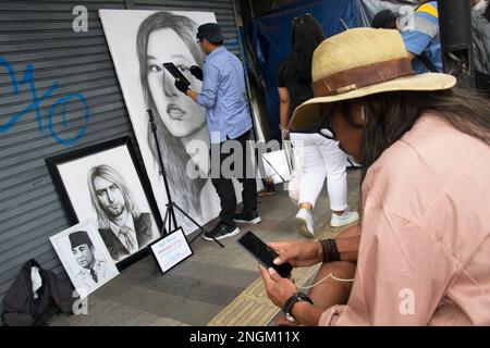 Bandung, Indonésie. 17th févr. 2023. L'artiste indonésien Azin a peint une figure publique sur une toile à Braga Street, Bandung, West Java, Indonésie, vendredi 17 février 2023. (Photo par Dimas Rachmatsyah/INA photo Agency/Sipa USA) crédit: SIPA USA/Alay Live News Banque D'Images