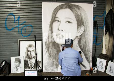 Bandung, Indonésie. 17th févr. 2023. L'artiste indonésien Azin a peint une figure publique sur une toile à Braga Street, Bandung, West Java, Indonésie, vendredi 17 février 2023. (Photo par Dimas Rachmatsyah/INA photo Agency/Sipa USA) crédit: SIPA USA/Alay Live News Banque D'Images