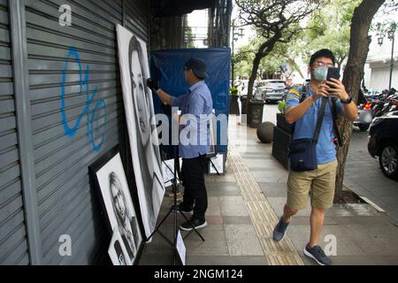 Bandung, Indonésie. 17th févr. 2023. L'artiste indonésien Azin a peint une figure publique sur une toile à Braga Street, Bandung, West Java, Indonésie, vendredi 17 février 2023. (Photo par Dimas Rachmatsyah/INA photo Agency/Sipa USA) crédit: SIPA USA/Alay Live News Banque D'Images