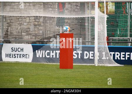 Ballon officiel pendant le match entre le SV Lichtemberg 47 vs. BSG Chemie Leipzig, sur la ronde 21 de la Ligue régionale du Nord-est, Berlin, Allemagne, 18 février, 2023. Iñaki Esnaola / Alamy Live News Banque D'Images