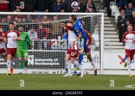 Marc Leonard, de Northampton Town, est défié par Bryn Morris, de Grimsby Town, lors de la première moitié du match de la Sky Bet League 2 entre Northampton Town et Grimsby Town au PTS Academy Stadium, à Northampton, le samedi 18th février 2023. (Photo : John Cripps | MI News) Credit : MI News & Sport /Alay Live News Banque D'Images