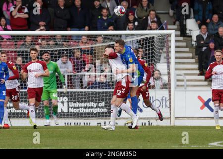 Marc Leonard, de Northampton Town, est défié par Bryn Morris, de Grimsby Town, lors de la première moitié du match de la Sky Bet League 2 entre Northampton Town et Grimsby Town au PTS Academy Stadium, à Northampton, le samedi 18th février 2023. (Photo : John Cripps | MI News) Credit : MI News & Sport /Alay Live News Banque D'Images