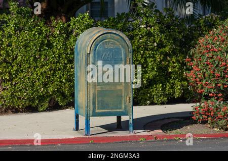 Boîte de stockage de boîte aux lettres américaine vintage montrée à un coin de rue dans Palos Verdes Estates. Banque D'Images