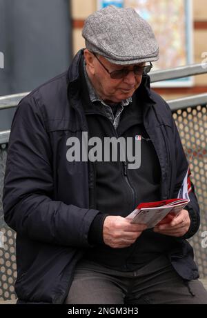 Un supporter de Leyton Orient lit le programme avant le match de la Sky Bet League Two au stade Lamex, Stevenage. Date de la photo: Samedi 11 février 2023. Banque D'Images